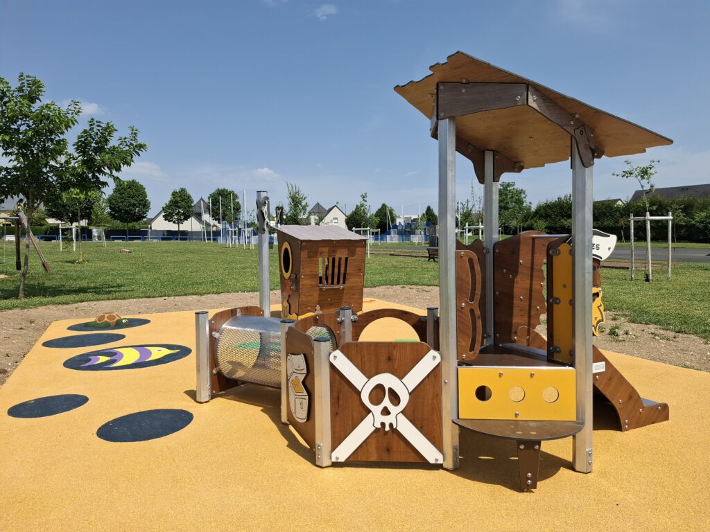 aire de jeux parc laennec sur le thème océan